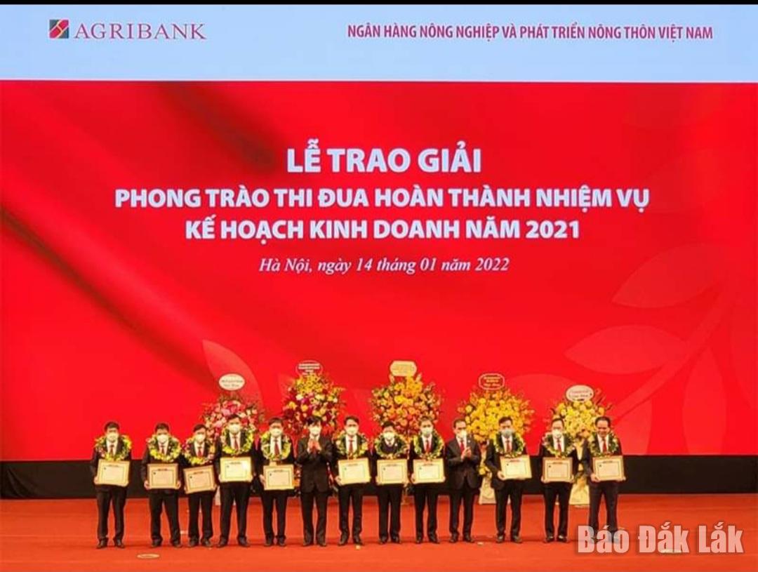 Ông Vương Hồng Lĩnh (bìa phải), Giám đốc Agribank Đắk Lắk nhận Giấy khen tại hội nghị