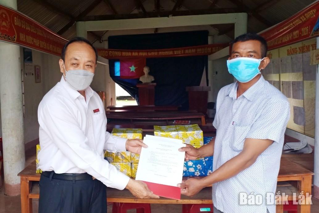 Đại diện Agribank Đắk Lắk trao vở tặng học sinh Buôn Par (xã Cư Prao, huyện MDắk) thông qua Ban tự quản buôn