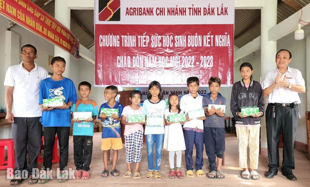 Agribank Đắk Lắk tặng vở cho các cháu học sinh tại Buôn Par (xã Cư Prao, huyện MĐắk) nhân dịp khai giảng năm học mới 2022–2023
