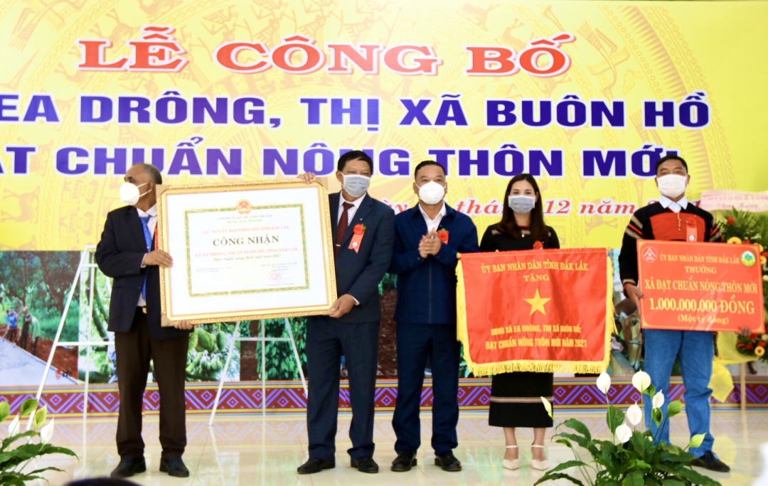 Phó Chủ tịch UBND tỉnh Y Giang Gry Niê Knơng trao Bằng công nhận nông thôn mới, Cờ thi đua và tiền thưởng 1 tỷ đồng để xây dựng công trình phúc lợi cho xã Ea Drông.