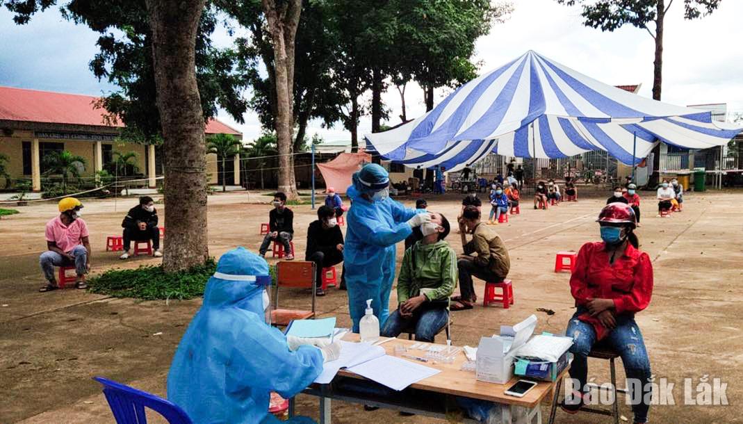 Người dân huyện Cư Mgar được lấy mẫu xét nghiệm SARS-CoV-2 