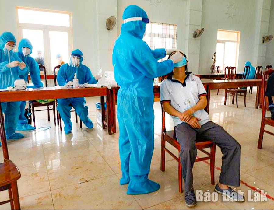 Người dân huyện Cư Mgar được test nhanh kháng nguyên SARS-CoV-2