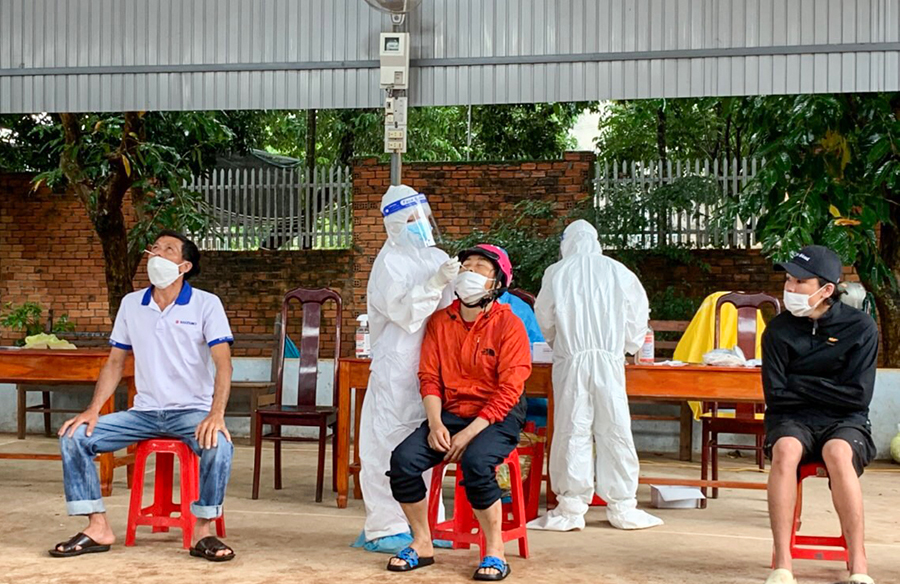 Lực lượng y tế thực hiện test nhanh kháng nguyên SARS-CoV-2 cho người dân thị trấn Quảng Phú

