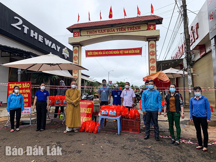 Huyện Đoàn Cư Mgar phối hợp với chùa Hoa Nghiêm trao gửi những phần quà cho người dân khu vực cách ly thôn Tiến Thịnh, xã Quảng Tiến