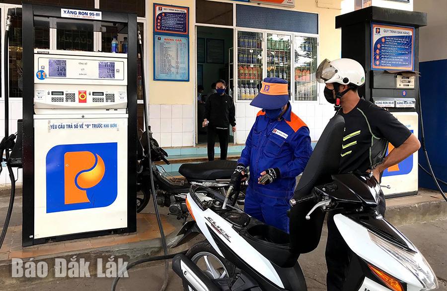 Khách mua xăng tại Công ty xăng dầu Nam Tây Nguyên (ảnh minh họa)