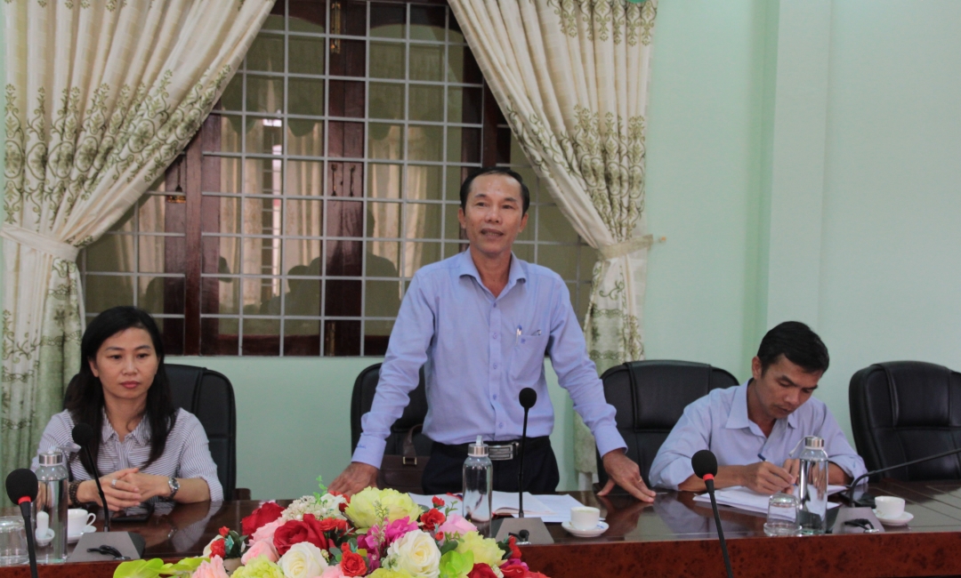 Tổng Biên tập Báo Đắk Lắk Đinh Xuân Toản phát biểu tại buổi làm việc.