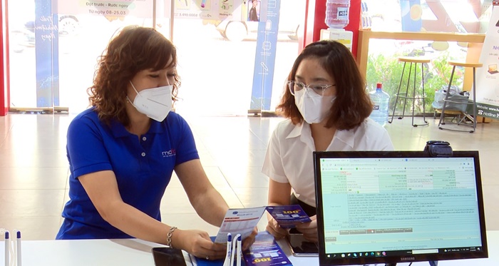 Nhân viên MobiFone Đắk Lắk hướng dẫn khách hàng đăng ký sử dụng hoá đơn điện tử (ảnh: Nguyễn Duy)