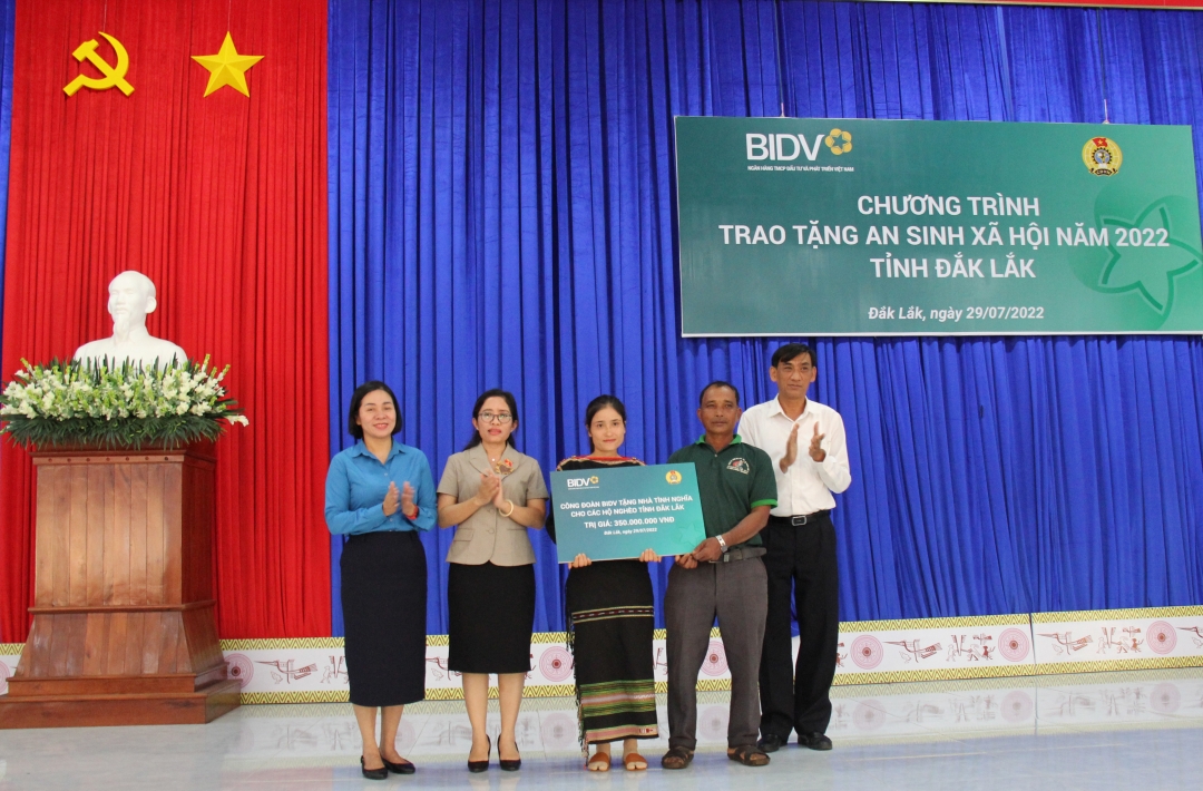 Phó Trưởng đoàn đại biểu Quốc hội tỉnh Lê Thị Thanh Xuân, đại diện Công đoàn BIDV và lãnh đạo huyện Cư Mgar trao tương trưng kinh phí xây nhà tình nghĩa cho đại diện các gia đình hộ nghèo
