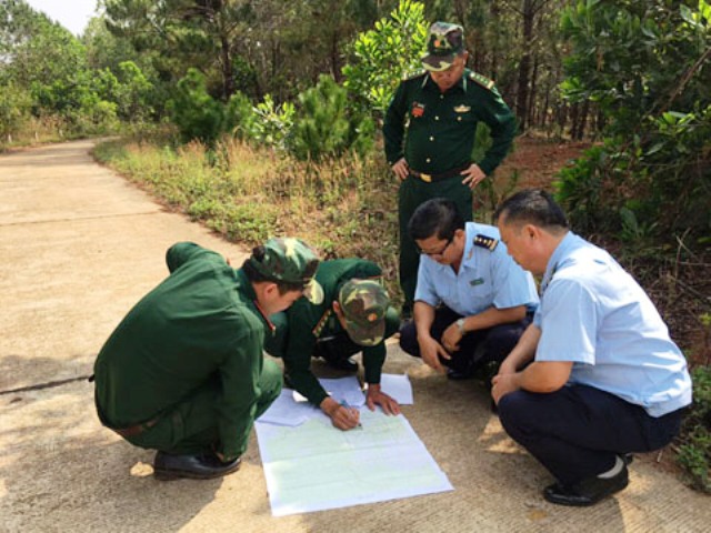 Cán bộ Cục Hải quan Đắk Lawsk phối hợp Bộ đội Biên phòng tỉnh Đắk Nông kiểm ta tình hình thương mại khu vực biên giới