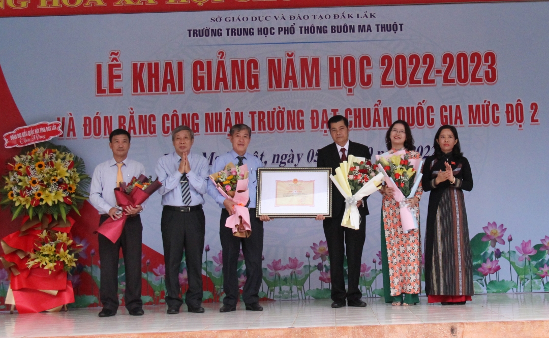 Phó trưởng Đoàn Đại biểu Quốc hội tỉnh Đắk Lắk Lê Thị Thanh Xuân (bìa phải) trao bằng công nhận trường chuẩn Quốc gia cho Trường THPT Buôn Ma Thuột