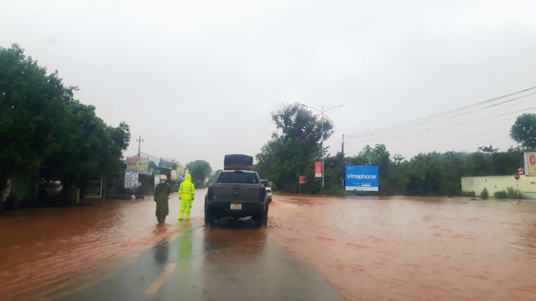 Quốc lộ 27 đoạn qua huyện Cư Kuin bị ngập khiến giao thông khó khăn