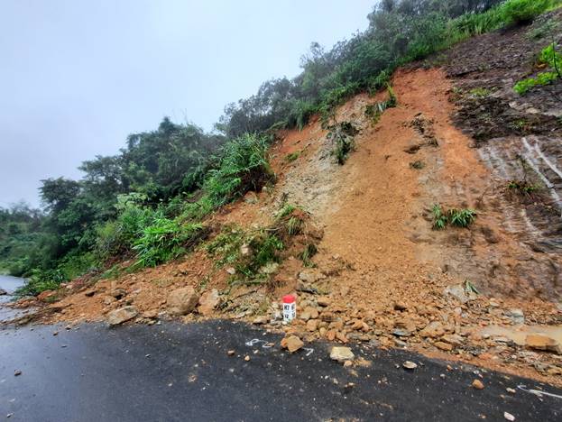 Một vị trí trên tỉnh lộ 10 đoạn qua xã Dray Bhăng, huyện Cư Kuin bị sạt lở