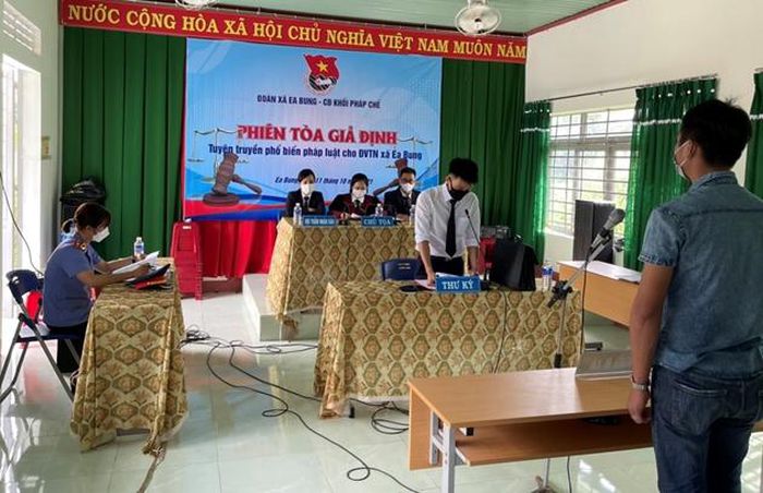 Viện Kiểm sát nhân dân huyện Ea Súp tổ chức phiên toà giả định để tuyên truyền về tác hại của ma tuý và HIV/AIDS (ảnh: Nguyễn Cương)