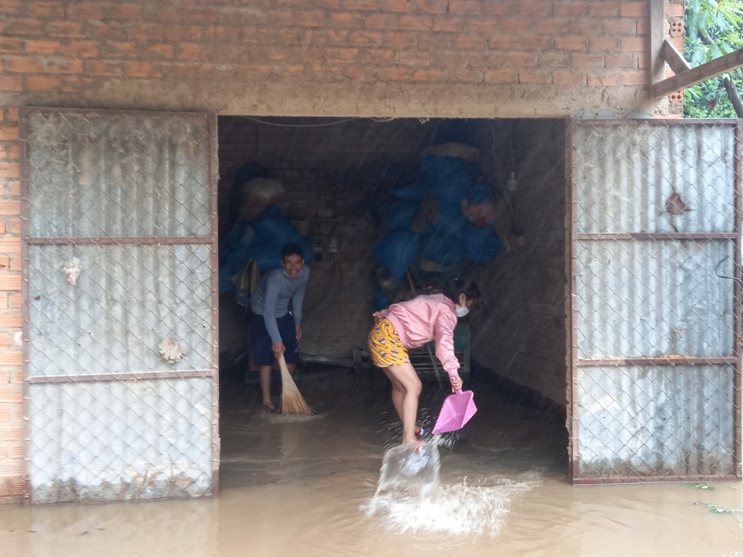 Một hộ dân tại huyện Lắk ứng phó với nước lũ để bảo vệ tài sản