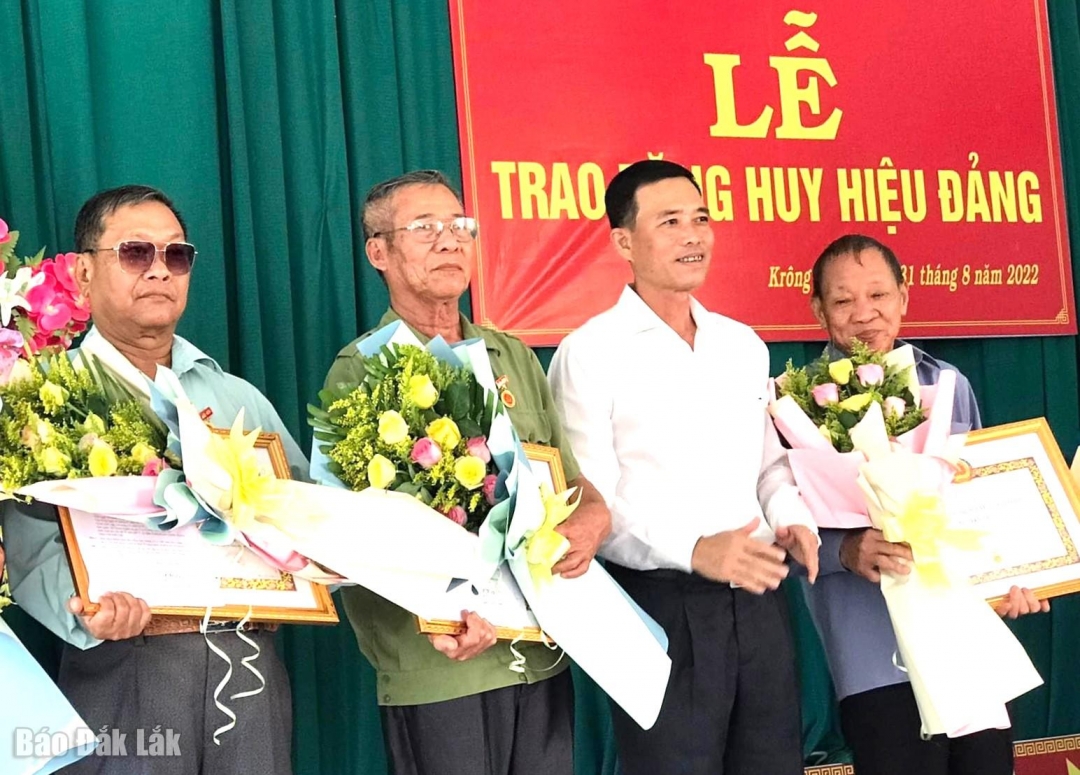 Đồng chí Lê Văn Long, Phó Bí thư Huyện ủy, Chủ tịch UBND huyện Kr ông Bông trao huy hiệu đảng tặng các đảng viên đang sinh hoạt tại Đảng bộ thị trấn Krông Kmar