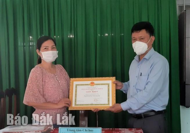 Đại diện đoàn kiểm tra trao Giấy khen tặng tập thể Trạm Y tế xã Khuê Ngọc Điền.
