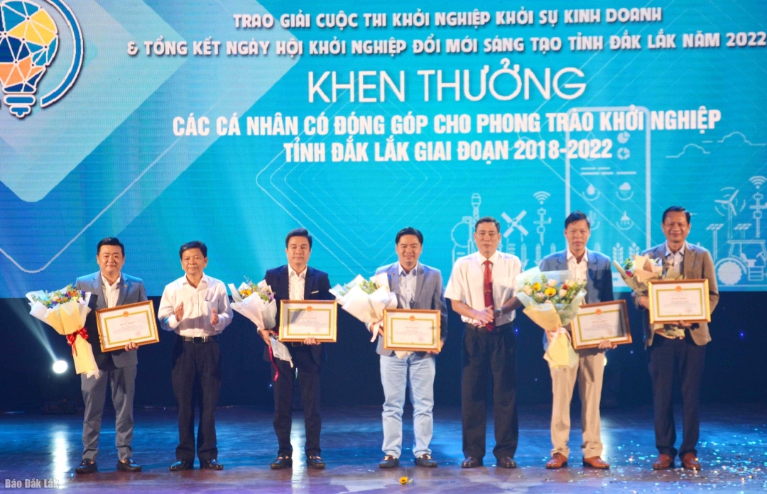 UBND tỉnh tặng Bằng khen cho 8 cá nhân đã có đóng góp tích cực cho phong trào khởi nghiệp tỉnh Đắk Lắk giai đoạn 2018 – 2022