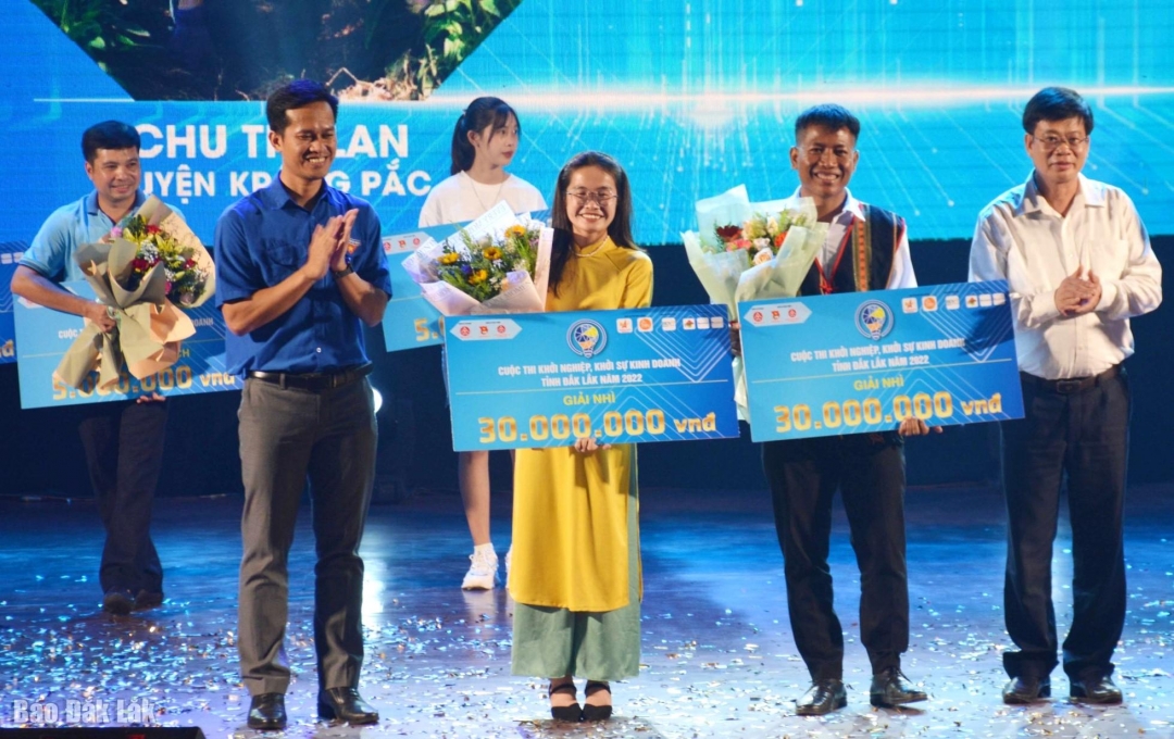 Ban Tổ chức trao giải Nhì cho 2 thí sinh Y Xim Ndu (huyện Lắk) và Dự án Đồng hành cùng nông sản quê của thí sinh Nguyễn Thị Thu Hà (huyện Cư M’Gar) 