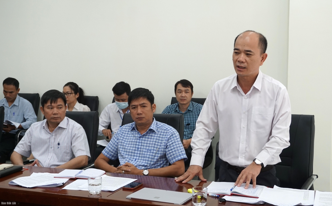 Phó Giám đốc Sở Xây dựng Trần Hồng Vinh báo cáo về công tác cải cách thủ tục hành chính của đơn vị.