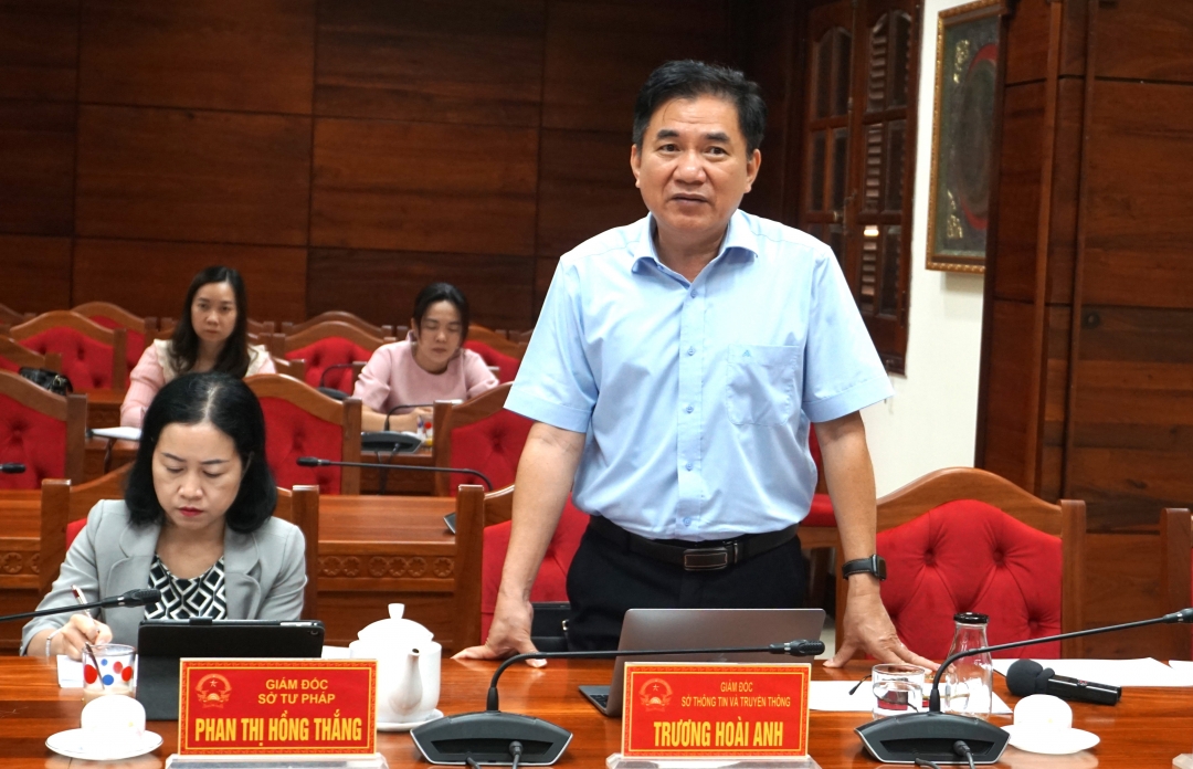 Giám đốc Sở Thông tin truyền thông Trương Hoài Anh đống góp ý kiến tại cuộc họp.