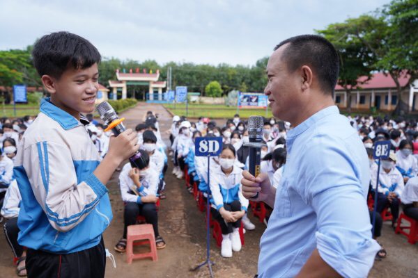 Các em học sinh Trường THCS Phú Lộc chia sẻ về cách ứng xử của mình đối với môi trường sống
