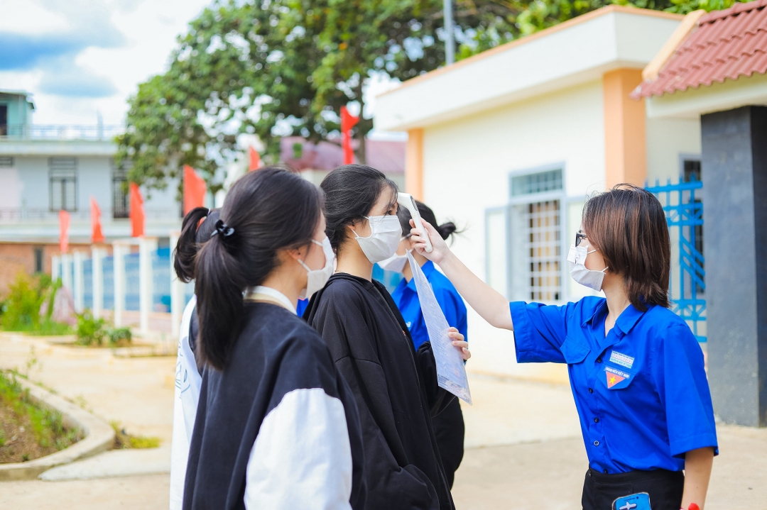 Lực lượng thanh niên tình nguyện tham gia đo thân nhiệt cho thí sinh tại một điểm thi ở huyện Krông Pắc 