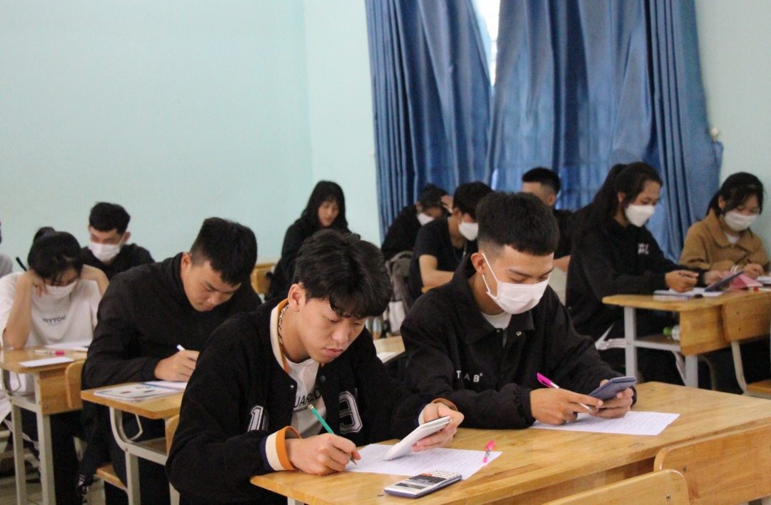 Học sinh Trường THPT Nguyễn Huệ ôn tập chuẩn bị cho Kỳ thi tốt nghiệp THPT năm 2022 sắp tới