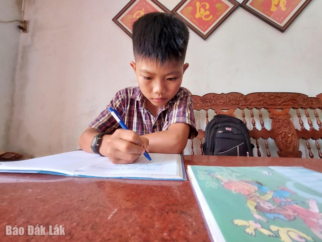 
Nguyễn Đình Cảm ôn bài chuẩn bị cho năm học mới 2021-2022