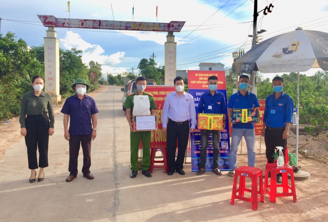 Lãnh đạo Huyện ủy Krông Pắc thăm, tặng quà lực lượng thực hiện nhiệm vụ phòng, chống dịch COVID-19 tại xã Vụ Bổn