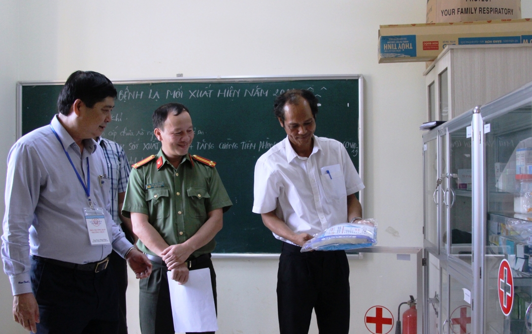 Giám đốc Sở GD-ĐT Phạm Đăng Khoa (bìa trái) kiểm tra công tác chuẩn bị cho Kỳ thi tốt nghiệp THPT năm 2022
