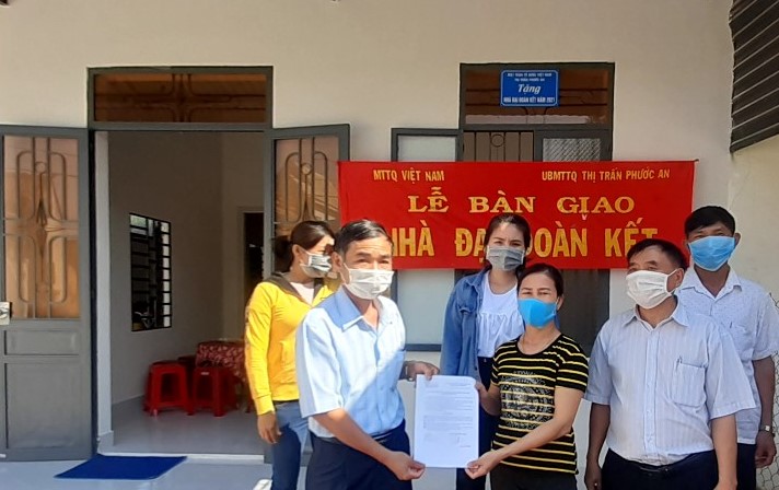 Ủy ban MTTQ Việt Nam huyện Krông Pắc Đại diện Ủy ban MTTQ huyện Krông Pắc bàn giao nhà Đại đoàn kết cho gia đình bà Phan Thị Thuận