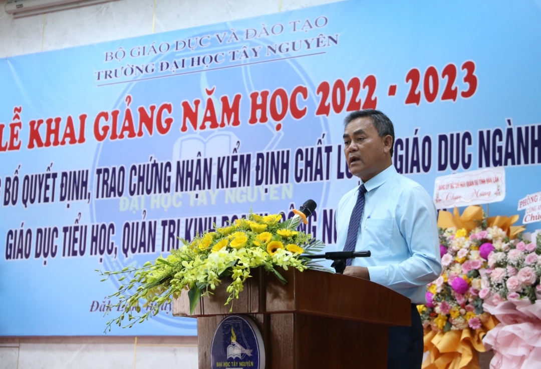 Phó Bí thư Tỉnh ủy Y Biêr Niê đã đọc thư chúc mừng năm học mới của Chủ tịch nước Nguyễn Xuân Phúc gửi ngành Giáo dục cả nước nhân dịp khai giảng năm học mới 2022 - 2023