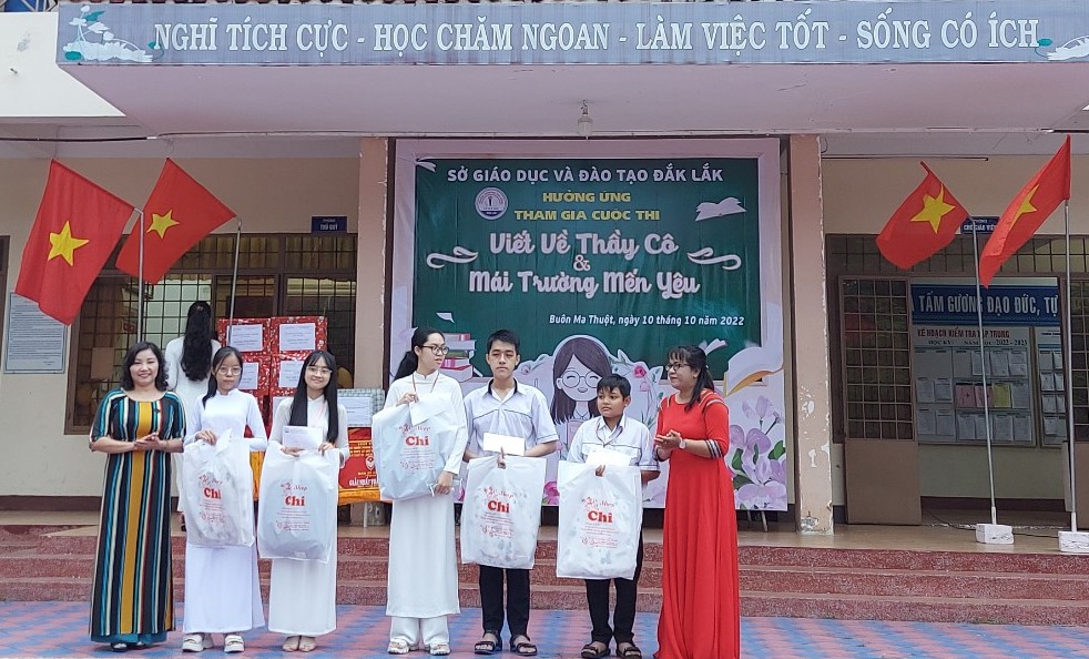 Các em học sinh nhận quà từ chương trình