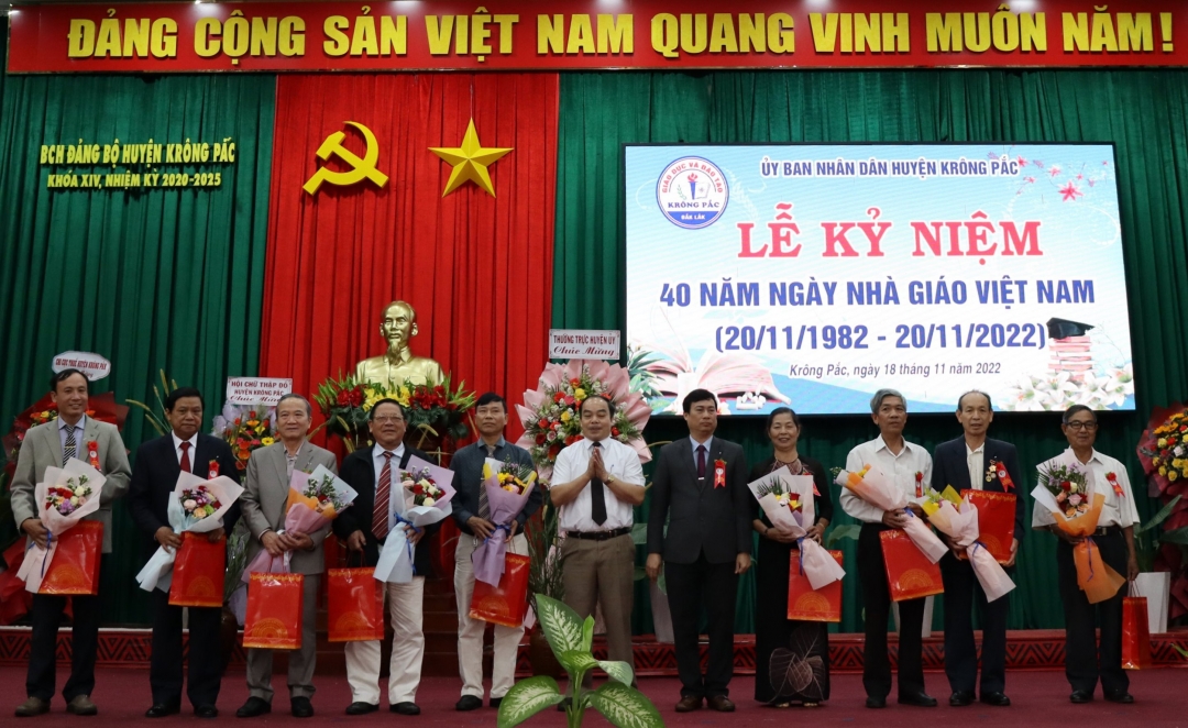 Huyện Krông Pắc: Tổ chức kỷ niệm 40 Ngày Nhà giáo Việt Nam