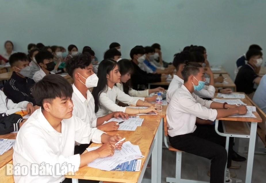 Tư vấn, định hướng nghề nghiệp cho gần 600 học sinh lớp 12 của huyện Krông Bông