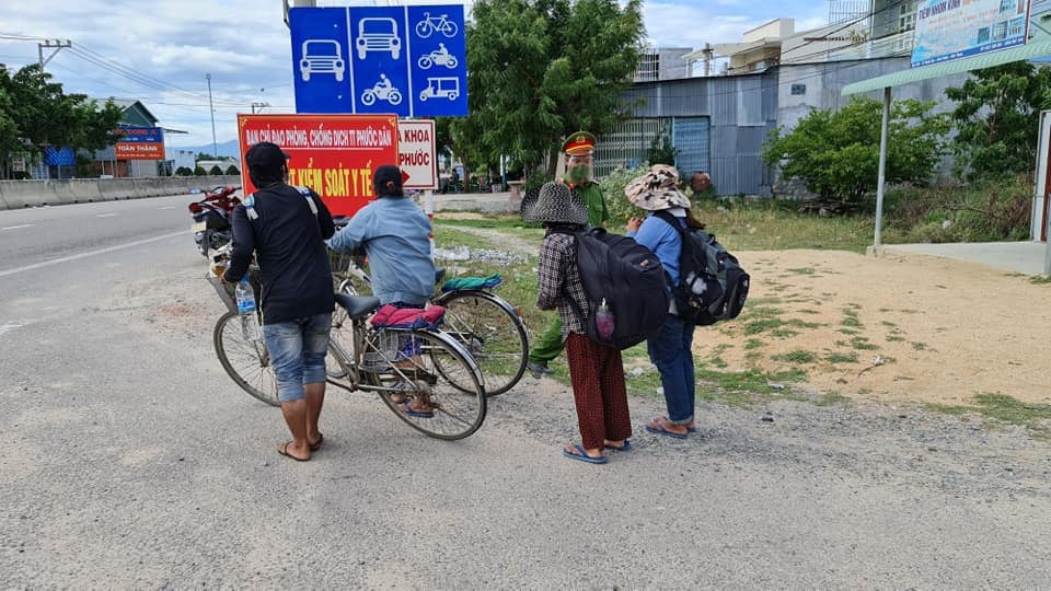4 mẹ con đi trên 2 xe đạp về Nghệ An. Ảnh: CTV