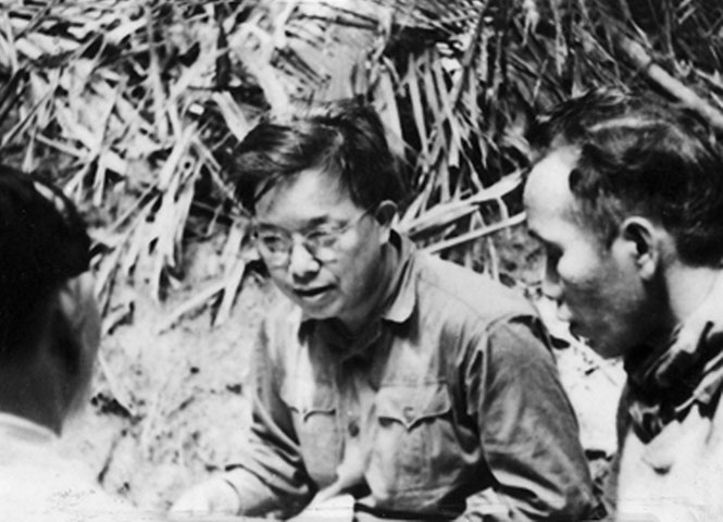 Đồng chí Lê Quang Đạo (giữa) tại Mặt trận Quảng Trị (năm 1972). Ảnh: Tư liệu 