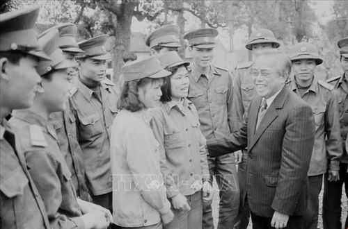 Chủ tịch Quốc hội Lê Quang Đạo thăm và chúc Tết chiến sĩ, lực lượng vũ trang nhân dân tỉnh Lạng Sơn năm 1992. Ảnh: Đình Trân