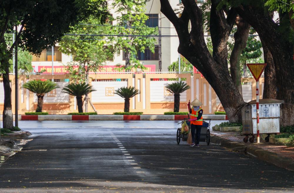 Tuân thủ quy định phòng, chống dịch, công nhân vệ sinh môi trường vẫn cần mẫn dọn dẹp, làm sạch đẹp đường phố, bảo đảm vệ sinh môi trường, sức khỏe cho người dân trong mùa dịch COVID-19.