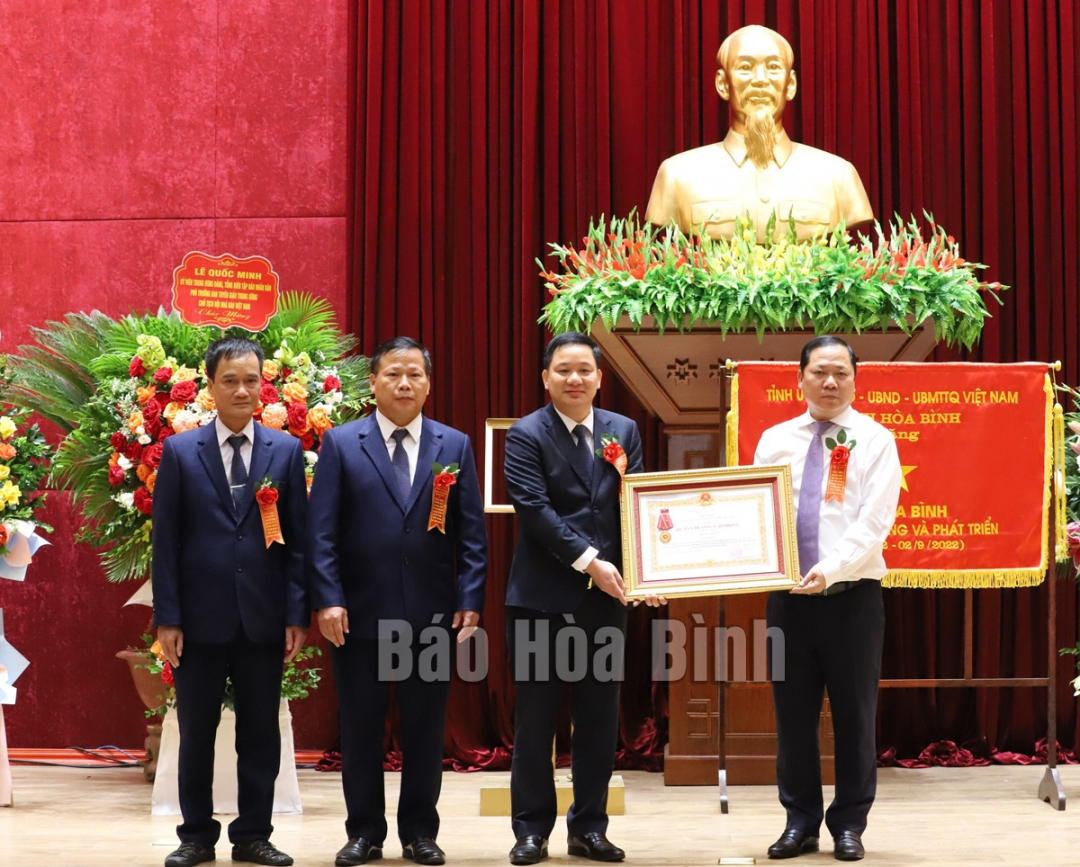 Thừa ủy quyền của Chủ tịch nước, đồng chí Nguyễn Phi Long, Uỷ viên dự khuyết BCH Trung ương Đảng, Bí thư Tỉnh ủy trao Huân chương Lao động hạng Ba cho Báo Hoà Bình.