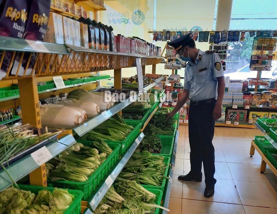 Quản lý thị trường tỉnh kiểm tra việc bày bán hàng hoá tại cửa hàng Bánh hoá xanh ở huyện Cư Mgar. Ảnh minh họa: Đỗ Lan