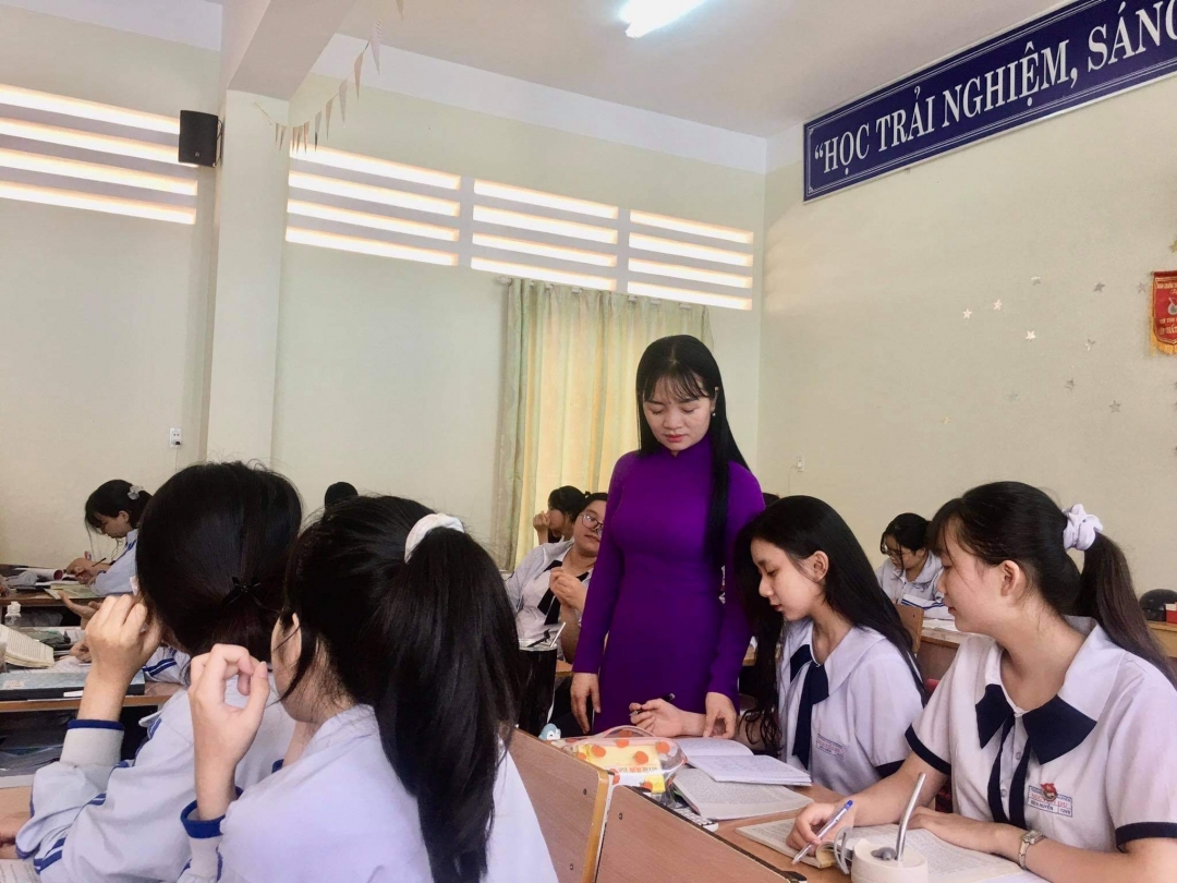 Tiết học Văn của cô và trò Trường THPT Chuyên Nguyễn Du. Ảnh: C.Xin