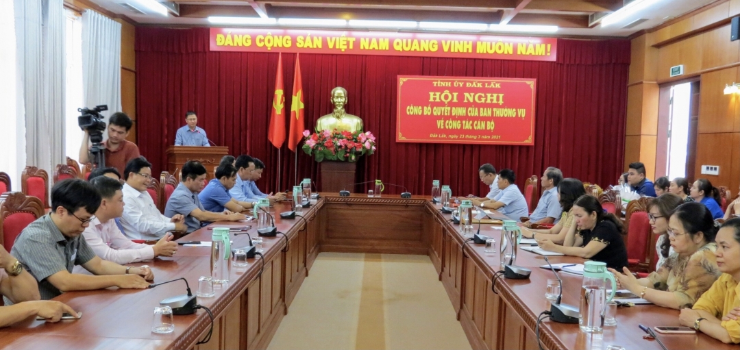 Đồng chí Trần Trung Hiển, Chánh Văn phòng Tỉnh ủy phát biểu nhận nhiệm vụ. Ảnh: Nguyễn Văn Pháp