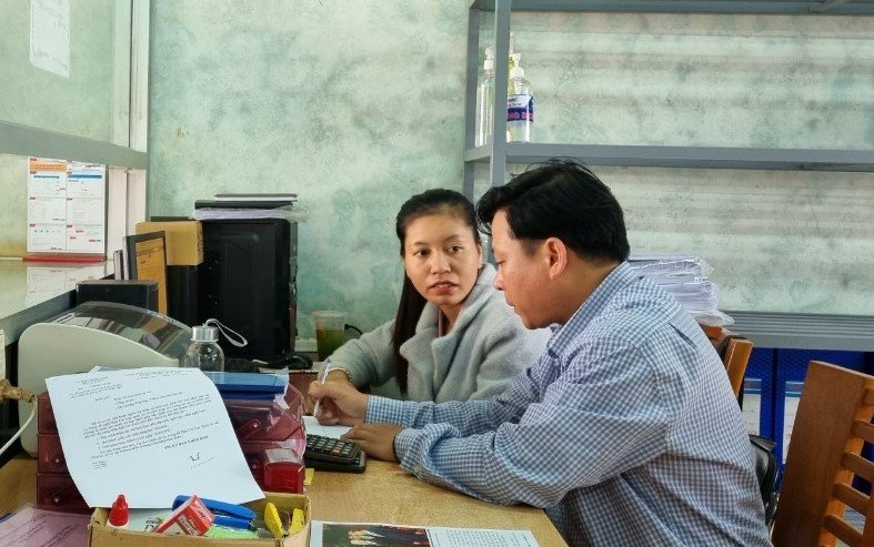 Thành viên Đoàn kiểm tra cải cách hành chính (CCHC) của tỉnh đối chiếu hồ sơ, thực tế về nội dung ứng dụng công nghệ thông tin trong CCHC tại xã Cư Pơng (huyện Krông Búk). Ảnh: Lan Anh