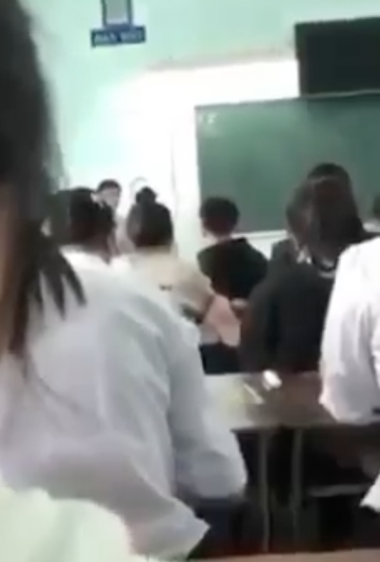 Clip nữ sinh cãi nhau với thầy giáo. Ảnh cắt từ clip