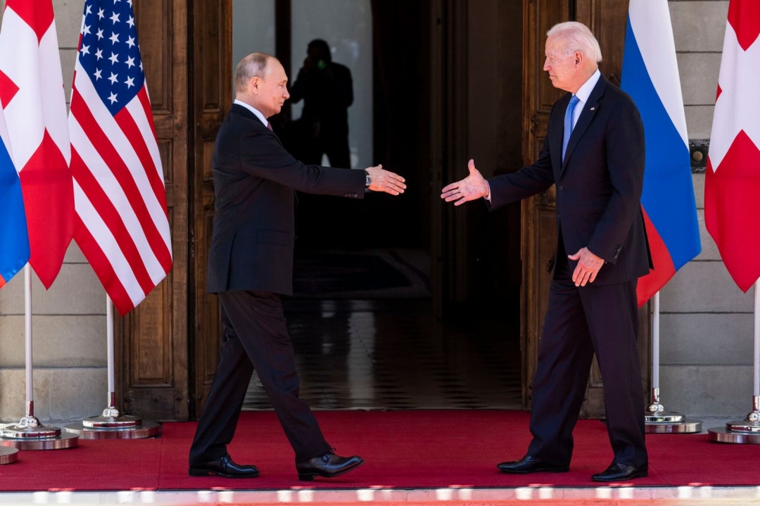 Tổng thống Mỹ Joe Biden (phải) tại cuộc gặp với đồng cấp người Nga Vladimir Putin ở Geneva, tháng 6/2021. Ảnh: NYT
