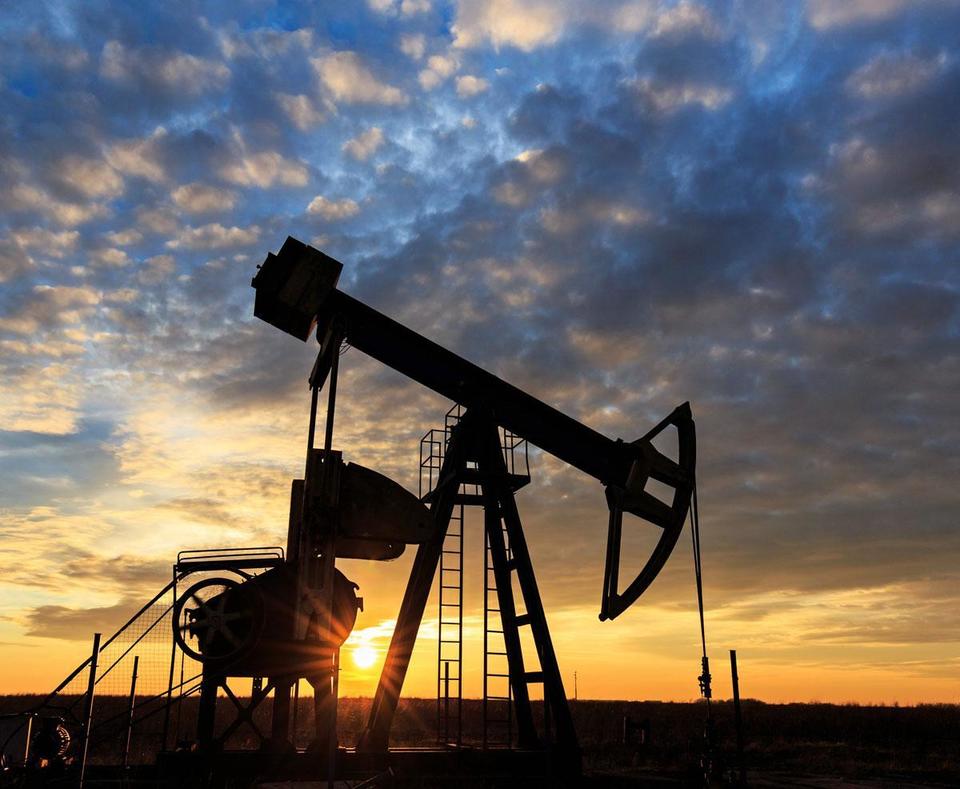 Hoạt động khai thác dầu mỏ tại UAE. Ảnh: Getty Images/TTXVN