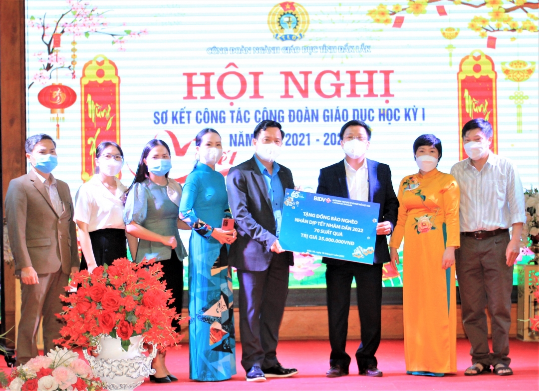 Ngân hàng Thương mại cổ phần Đầu tư và Phát triển Việt Nam Chi nhánh Đắk Lắk (BIDV) hỗ trợ 70 suất quà, với tổng trị giá 35 triệu đồng