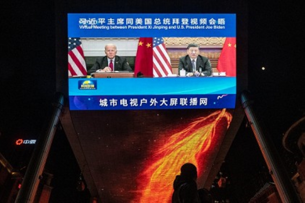 Màn hình lớn trình chiếu cuộc gặp trực tuyến giữa Tổng thống Mỹ Joe Biden và Chủ tịch Trung Quốc Tập Cận Bình trên kênh CCTV ở thủ đô Bắc Kinh ngày 16/11/2021. (Nguồn: Getty Image)