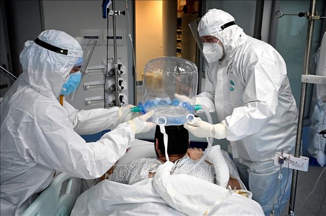 Nhân viên y tế điều trị cho bệnh nhân COVID-19 tại bệnh viện ở Rome, Italy ngày 30/12/2021. Ảnh: AFP/TTXVN